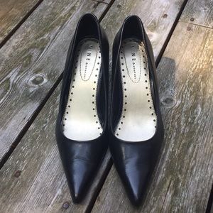 LIKE NEW - NINE & COMPANY black pointed toe heels